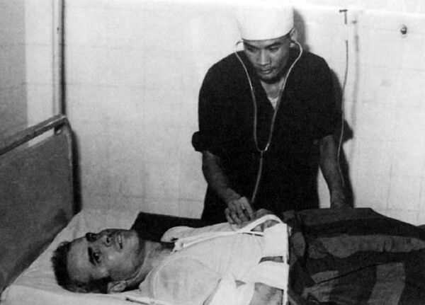 A Vietnamese doctor examines John McCain - Sputnik International