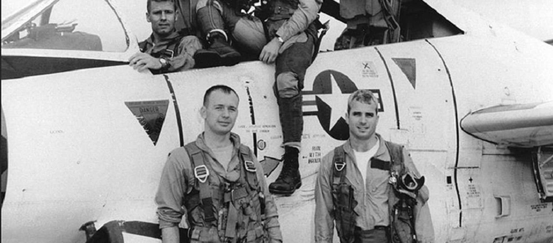 John McCain (bottom row, right) prior to a bombing mission in Hanoi - Sputnik International, 1920, 30.03.2017