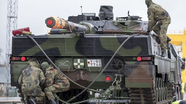 German army soldiers load a Leopard 2 tank onto a truck at the Sestokai railway station some 175 kms (109 miles) west of the capital Vilnius, Lithuania, Friday, Feb. 24, 2017. - Sputnik International