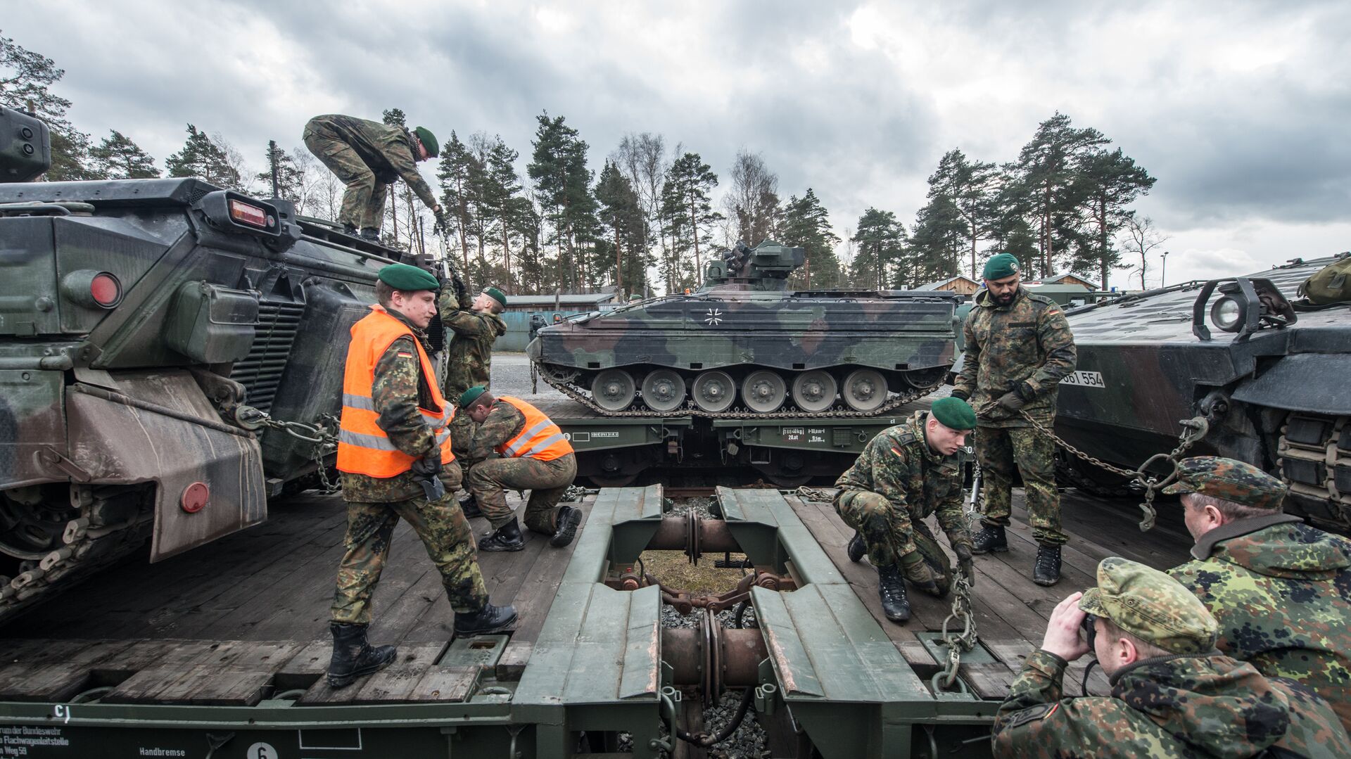 German soldiers load armored vehicles of the type Marder on a train at the troop exercise area in Grafenwoehr, southern Germany, on February 21, 2017. - Sputnik International, 1920, 21.06.2022