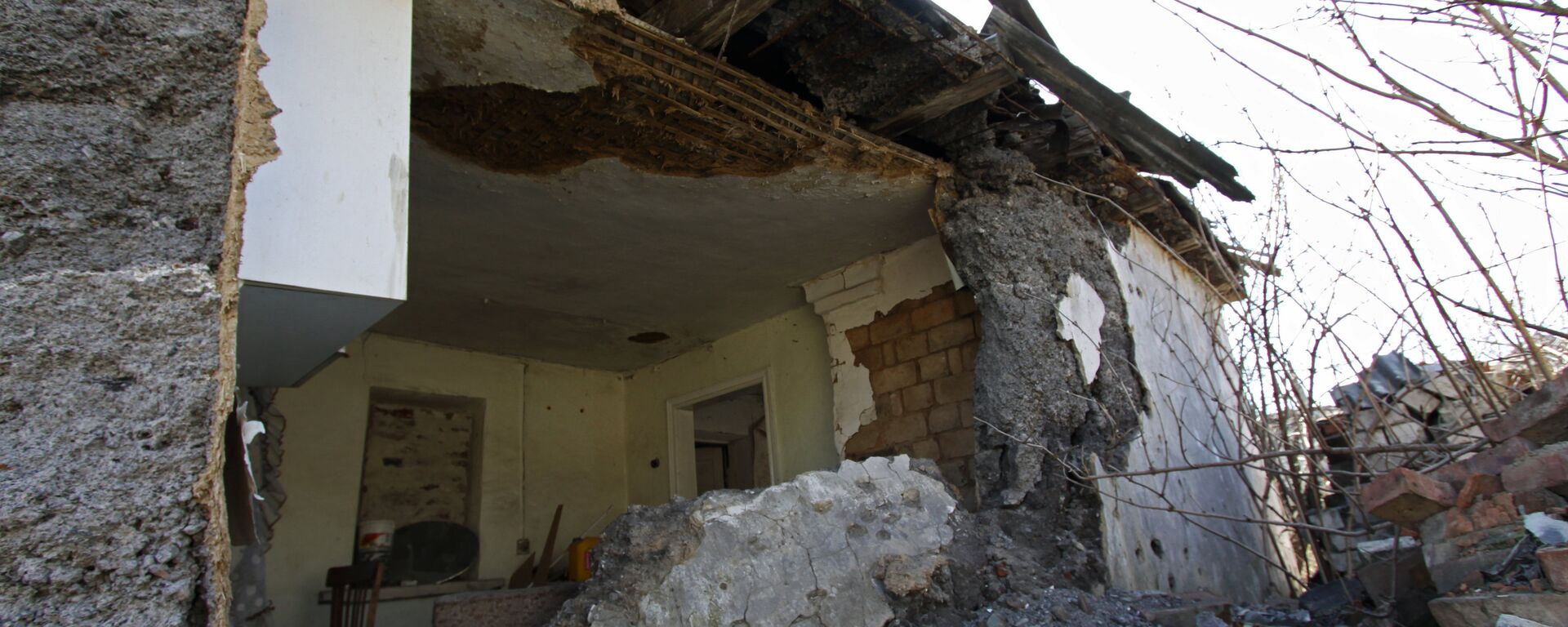 The house, damaged as a result of shelling, in the Kiev district of Donetsk - Sputnik International, 1920, 06.03.2022