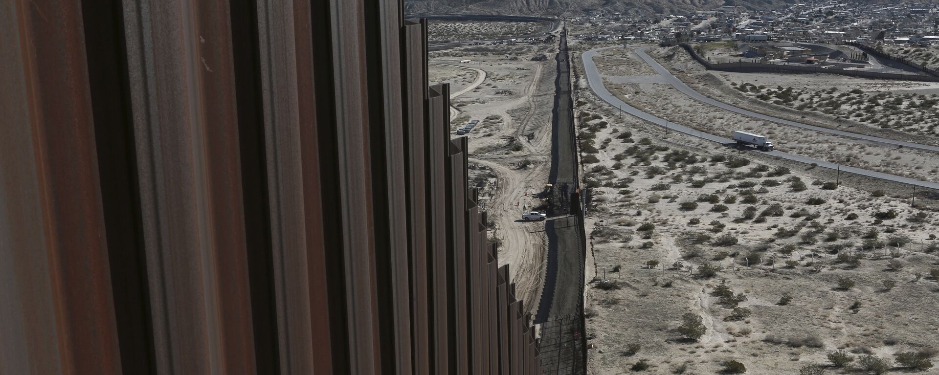 A truck drives near the Mexico-US border fence, on the Mexican side, separating the towns of Anapra, Mexico and Sunland Park, New Mexico - Sputnik International, 1920, 06.09.2021