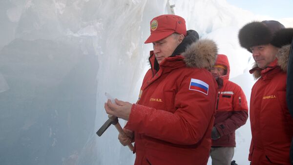 Russian President Vladimir Putin and Prime Minister Dmitry Medvedev visit the Polar Pilots Ice Cave on Alexandra Land Island in the Franz Josef Land Archipelago - Sputnik International