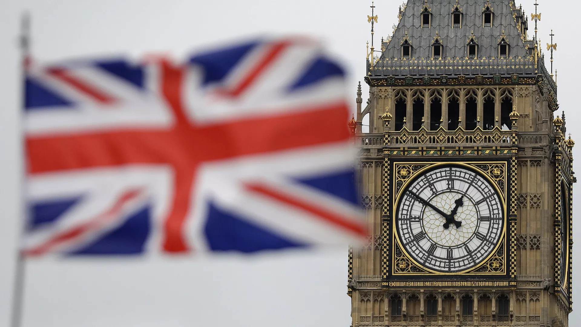 British Union flag waves in front of the Elizabeth Tower at Houses of Parliament containing the bell know as Big Ben in central London - Sputnik International, 1920, 06.10.2025