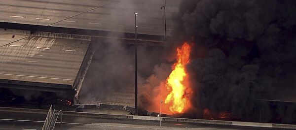 In this aerial image made from a video provided by WSB-TV, a large fire that caused an overpass on Interstate 85 to collapse burns in Atlanta, Thursday, March 30, 2017. Witnesses say troopers were telling cars to turn around on the bridge because they were concerned about its integrity. Minutes later, the bridge collapsed. (WSB-TV via AP) MANDATORY CREDIT, ATLANTA TV OUT In this aerial image made from a video provided by WSB-TV, a large fire that caused an overpass on Interstate 85 to collapse burns in Atlanta, Thursday, March 30, 2017. Witnesses say troopers were telling cars to turn around on the bridge because they were concerned about its integrity. Minutes later, the bridge collapsed. (WSB-TV via AP) MANDATORY CREDIT, ATLANTA TV OUT - Sputnik International