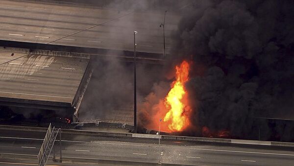 In this aerial image made from a video provided by WSB-TV, a large fire that caused an overpass on Interstate 85 to collapse burns in Atlanta, Thursday, March 30, 2017. Witnesses say troopers were telling cars to turn around on the bridge because they were concerned about its integrity. Minutes later, the bridge collapsed. (WSB-TV via AP) MANDATORY CREDIT, ATLANTA TV OUT - Sputnik International