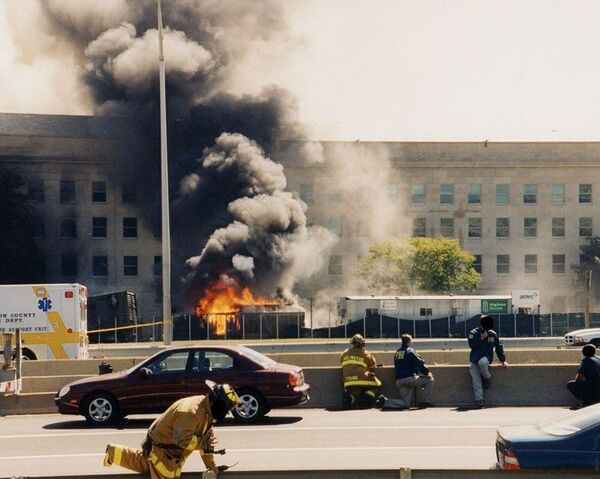9/11, 2001. Thick plumes of smoke choke the sky above the burning Pentagon. - Sputnik International