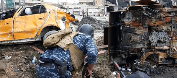 Federal police members aim their weapons at a man, whom they thought was a member of Islamic State but later turned out to be mentally handicapped, during a battle with Islamic State fighters at Bab al Beed district in the old city of Mosul, Iraq, March 31, 2017 - Sputnik International