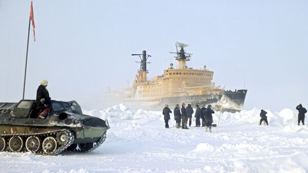 Arctic nuclear-powered icebreaker makes way for cargo ships - Sputnik International