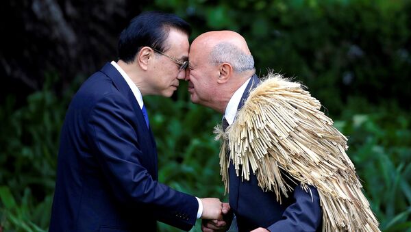 Chinese Premier Li Keqiang hongis, a traditional New Zealand Maori welcome, with Piri Sciascia during an official welcoming ceremony at Government House in Wellington, New Zealand, March 27, 2017 - Sputnik International