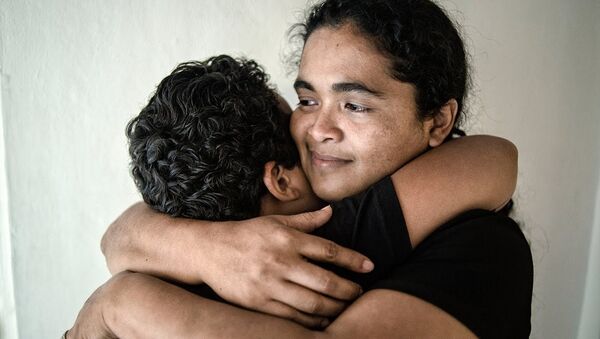 Maria Teresa Rivera hugs her son after being released from prison in 2016. - Sputnik International