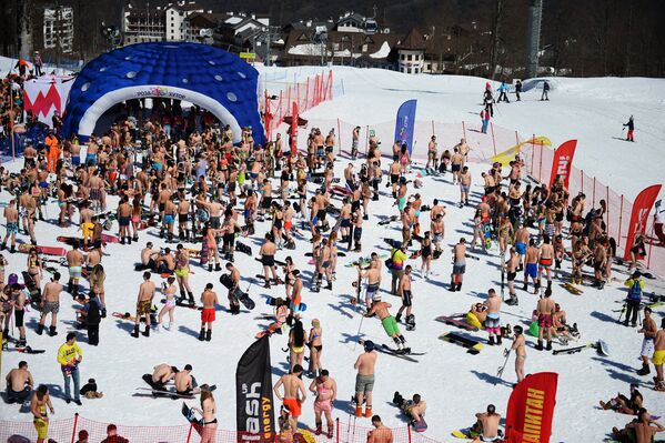 Snow, Skiing and Bikini Babes: BoogelWoogel Alpine Carnival Rocks Sochi - Sputnik International