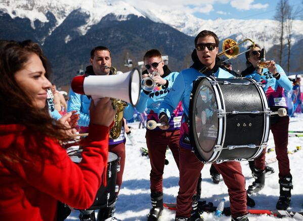 Snow, Skiing and Bikini Babes: BoogelWoogel Alpine Carnival Rocks Sochi - Sputnik International