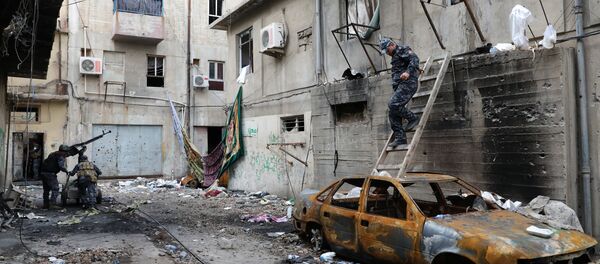 An Iraqi Federal Police member descends a ladder in a street controlled by Iraqi forces during combats between Iraqi forces and Islamic State in Mosul, Iraq, April 1, 2017 - Sputnik International