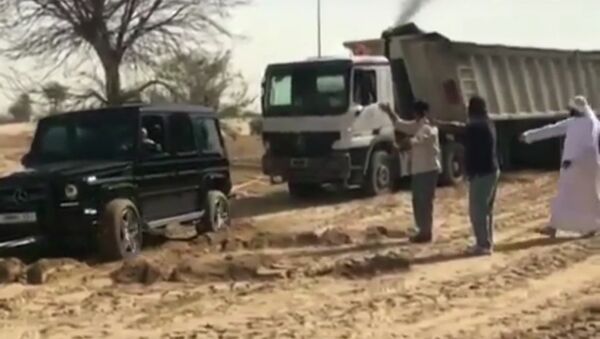 DUBAI SHEIKH helps truck who got stuck in Sand - Sputnik International
