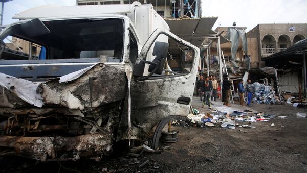 A damaged vehicle is seen at the site of car bomb attack in the Amil neighborhood in Baghdad, Iraq March 21, 2017 - Sputnik International