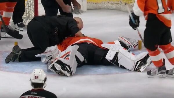 Michal Neuvirth collapses on the ice, leaves game on stretcher - Sputnik International