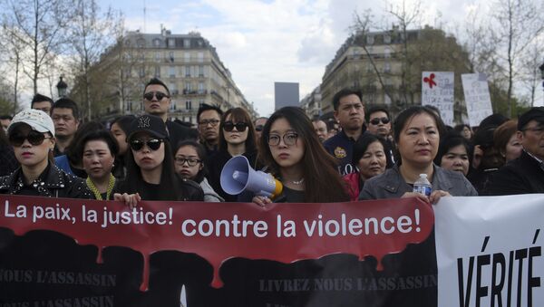 People from the Chinese community holds a banner reading  For peace and justice, against violence as they protest over the fatal shooting of Shaoyo Liu in his apartment, in Paris, Sunday, April 2, 2017. - Sputnik International