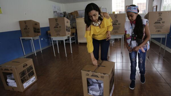 A woman deposits her ballot during the presidential runoff election Quito, Ecuador, Sunday, April 2, 2017 - Sputnik International