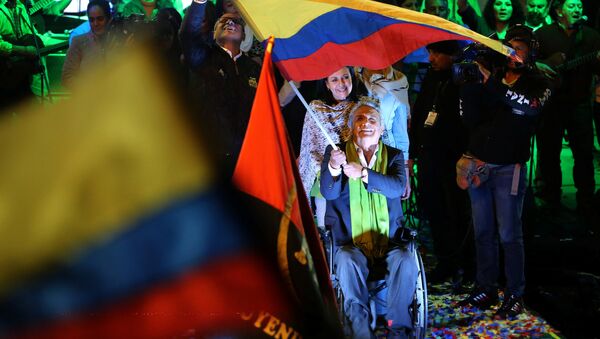 Ecuadorean presidential candidate Lenin Moreno (C) gives a speech alongside Ecuadorean President Rafael Correa (L) during a national election day at a hotel in Quito, Ecuador April 2, 2017 - Sputnik International