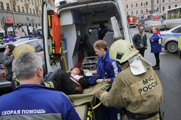 An injured person is helped by emergency services outside Sennaya Ploshchad metro station, following explosions in two train carriages at metro stations in St. Petersburg, Russia April 3, 2017 An injured person is helped by emergency services outside Sennaya Ploshchad metro station, following explosions in two train carriages at metro stations in St. Petersburg, Russia April 3, 2017 - Sputnik International