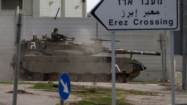An Israeli tank drives next to Erez Border crossing between the Gaza strip and Southern Israel, Wednesday, Nov. 21, 2012. - Sputnik International
