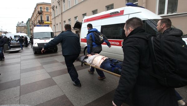 Men carry an injured person on a stretcher outside Technological Institute metro station in Saint Petersburg on April 3, 2017 - Sputnik International