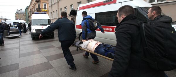 Men carry an injured person on a stretcher outside Technological Institute metro station in Saint Petersburg on April 3, 2017 - Sputnik International