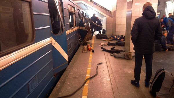 Blast victims lie near a subway train hit by a explosion at the Tekhnologichesky Institut subway station in St.Petersburg, Russia, Monday, April 3, 2017 - Sputnik International
