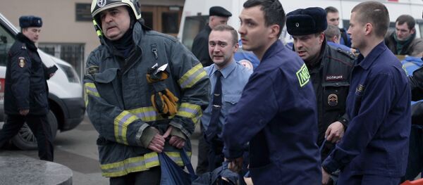 Police and emergency services personnel carry an injured person on a stretcher outside Technological Institute metro station in Saint Petersburg on April 3, 2017 Police and emergency services personnel carry an injured person on a stretcher outside Technological Institute metro station in Saint Petersburg on April 3, 2017 - Sputnik International