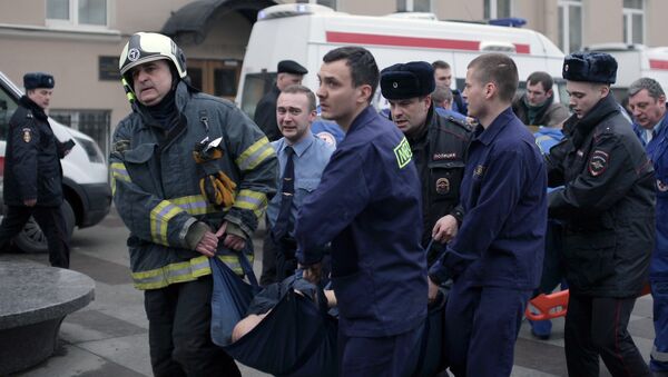 Police and emergency services personnel carry an injured person on a stretcher outside Technological Institute metro station in Saint Petersburg on April 3, 2017 - Sputnik International