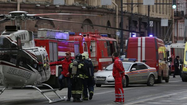 General view of emergency services attending the scene outside Sennaya Ploshchad metro station, following explosions in two train carriages in St. Petersburg, Russia, April 3, 2017 - Sputnik International