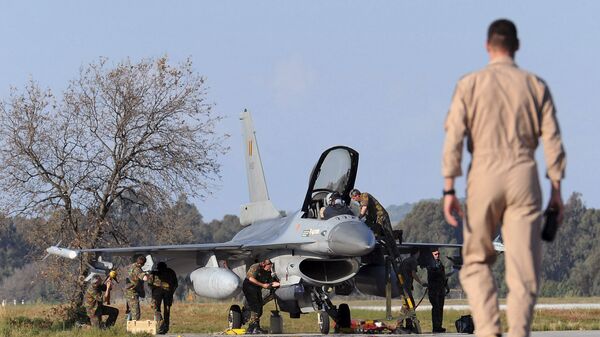 A Belgian pilot walks toward his F-16 fighter jet - Sputnik International