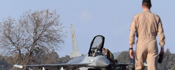 A Belgian pilot walks toward his F-16 fighter jet - Sputnik International
