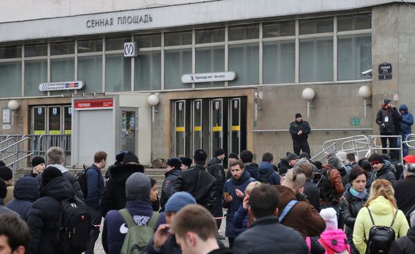 People gather outside Sennaya Ploshchad metro station after an explosion tore through a train carriage in the St. Petersburg metro system, in St. Petersburg, Russia April 3, 2017 People gather outside Sennaya Ploshchad metro station after an explosion tore through a train carriage in the St. Petersburg metro system, in St. Petersburg, Russia April 3, 2017 - Sputnik International