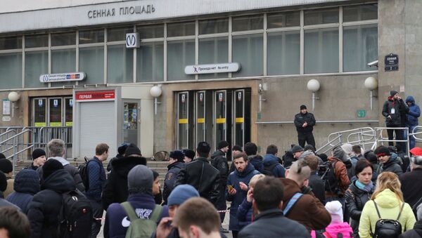 People gather outside Sennaya Ploshchad metro station after an explosion tore through a train carriage in the St. Petersburg metro system, in St. Petersburg, Russia April 3, 2017 - Sputnik International