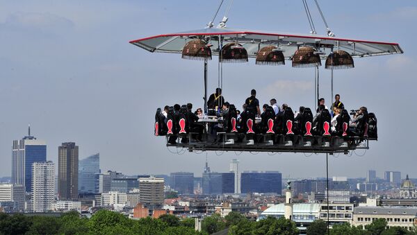Diners take lunch suspended in the air on June 2, 2014 above the Parc du Cinquantenaire in Brussels - Sputnik International