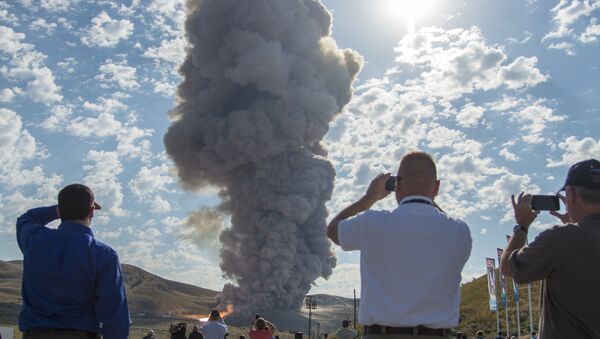 Spectators watch the second and final qualification motor (QM-2) test for the Space Launch System's booster, Tuesday, June 28, 2016, at Orbital ATK Propulsion Systems test facilities in Promontory, Utah - Sputnik International