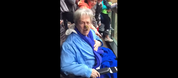 Chimp Gives Grandma a Crappy Surprise Chimp Gives Grandma a Crappy Surprise - Sputnik International