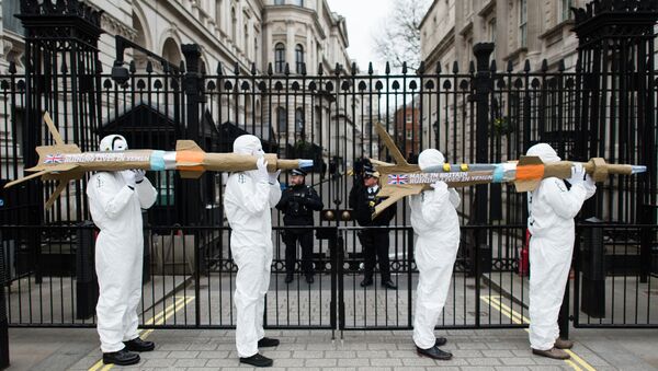 Campaigners from Amnesty International carry model missiles to Downing Street in central London on March 18, 2016 to highlight the export of UK-manufactered arms to Saudi Arabia - Sputnik International