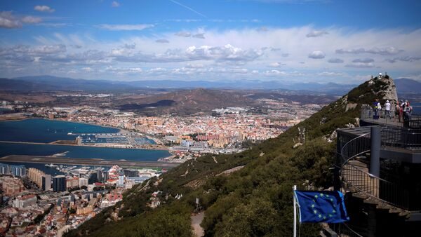 A general view shows the Spanish city of La Linea de la Concepcion (rear) and the tarmac of the Gibraltar International Airport (bottom L) while tourists stand on the top of the Rock (R) next to the European Union flag, in the British overseas territory of Gibraltar, September 14, 2016 - Sputnik International