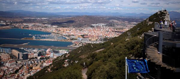 A general view shows the Spanish city of La Linea de la Concepcion (rear) and the tarmac of the Gibraltar International Airport (bottom L) while tourists stand on the top of the Rock (R) next to the European Union flag, in the British overseas territory of Gibraltar, September 14, 2016 - Sputnik International