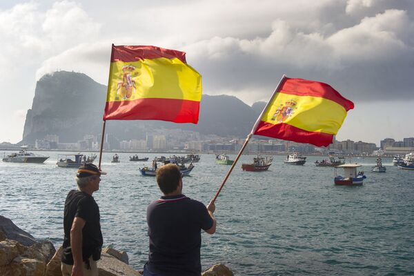 Spanish fishermen wave Spanish flags during a protest in the bay of Algeciras on August 18, 2013. A Spanish protest fleet of 38 fishing boats sailed towards Gibraltar today to demand the British outpost remove 70 concrete blocks it has dropped in their fishing grounds. - Sputnik International