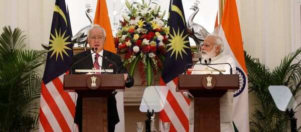Malaysia's Prime Minister Najib Razak (L) reads a joint statement as his Indian counterpart Narendra Modi watches at Hyderabad House in New Delhi, India, April 1, 2017 - Sputnik International