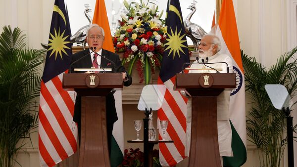 Malaysia's Prime Minister Najib Razak (L) reads a joint statement as his Indian counterpart Narendra Modi watches at Hyderabad House in New Delhi, India, April 1, 2017 - Sputnik International