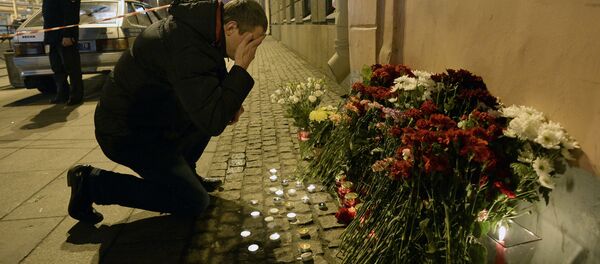 People Lay Flowers to Commemorate the Victims of St. Pete Metro Blast People Lay Flowers to Commemorate the Victims of St. Pete Metro Blast - Sputnik International