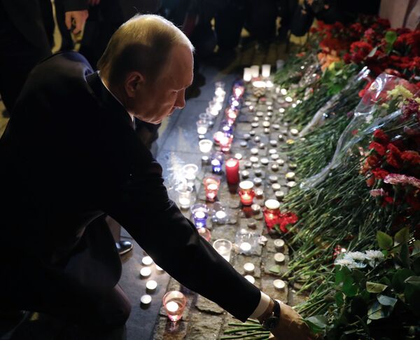 April 3, 2017. Russian President Vladimir Putin lays flowers at Tekhnologichesky Institute metro station in St. Petersburg in memory of the victims of the metro train blast April 3, 2017. Russian President Vladimir Putin lays flowers at Tekhnologichesky Institute metro station in St. Petersburg in memory of the victims of the metro train blast - Sputnik International