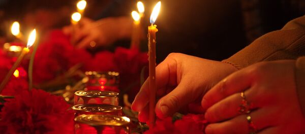 Participants of the action in memory to the St. Petersburg metro blast victims at Lenin Square in Simferopol - Sputnik International