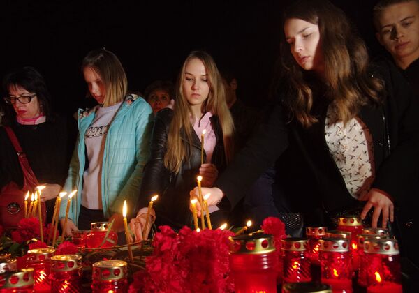 People Lay Flowers to Commemorate the Victims of St. Pete Metro Blast - Sputnik International