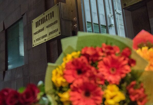People Lay Flowers to Commemorate the Victims of St. Pete Metro Blast - Sputnik International